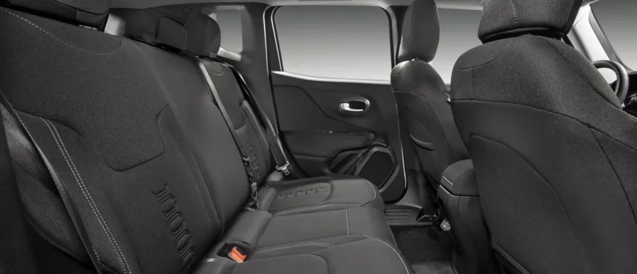 No conforto, o modelo traz cabine silenciosa, bancos projetados para viagens longas e suspensão que mistura firmeza e suavidade nas ruas e rodovias.