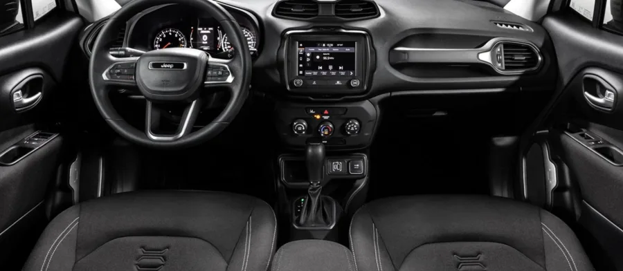 A conectividade é destaque com multimídia de 7" e integração sem fio para smartphones, além de iluminação full LED que melhora a visibilidade noturna.