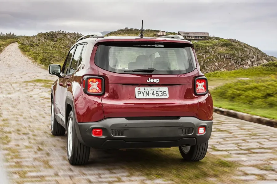 Consumo de 9,4 km/l na cidade e 11,5 km/l na estrada; tanque de 60 litros garante até 690 km de autonomia em percursos variados sem esforço