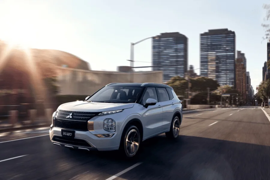 Mitsubishi Outlander Plug-in Hybrid 2026 alia consumo de 27 km/l a espaço para 7 passageiros