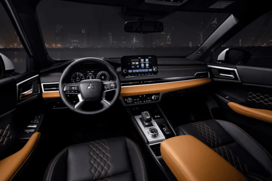 A Mitsubishi posiciona o modelo como alternativa premium, combinando eficiência energética com capacidade para sete ocupantes em viagens urbanas ou rodoviárias.