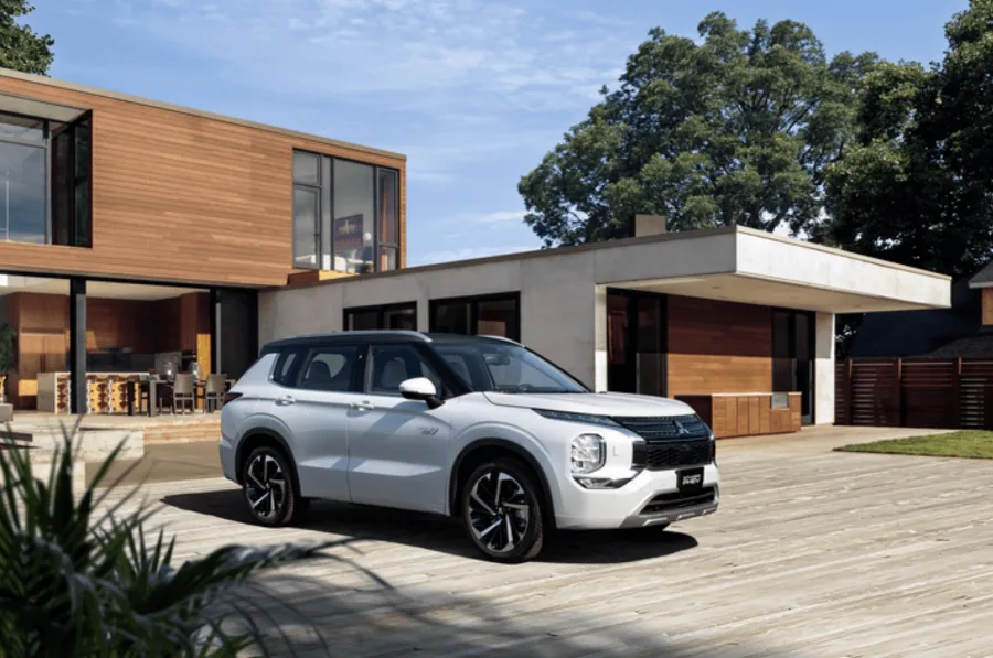 O Outlander Plug-in Hybrid 2026 estreia no Brasil com proposta de SUV familiar sofisticado, unindo consumo baixo e autonomia elétrica de até 66 km.