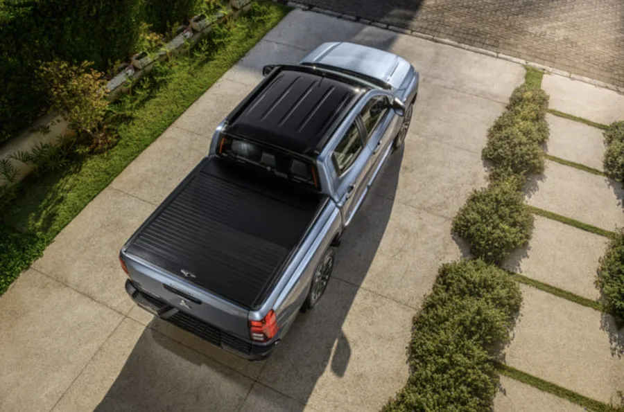 Visual inspirado na Katana traz grade preta, faróis em LED, rack de teto e detalhes metálicos. Uma proposta que une sofisticação e robustez.