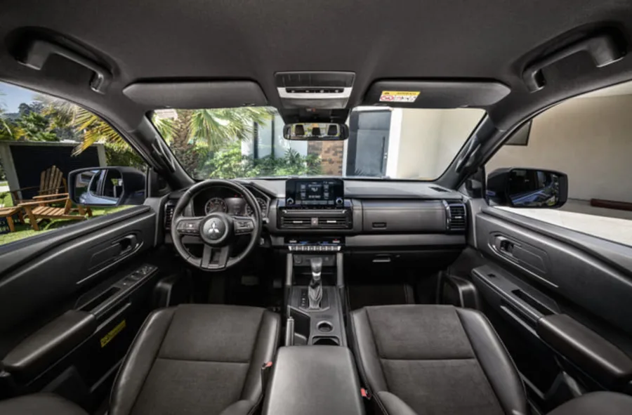 No interior, acabamento refinado e multimídia de oito polegadas com Android Auto e Apple CarPlay. Som JBL e ar-condicionado dual-zone elevam o conforto.