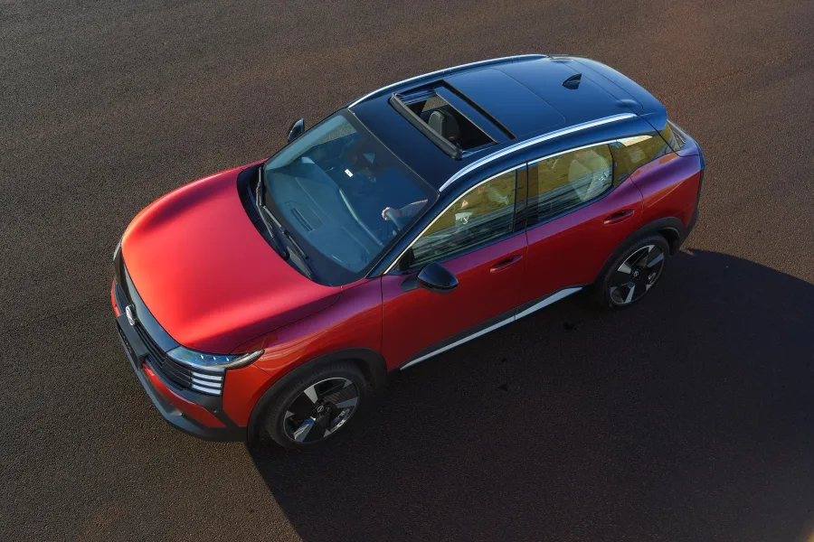 O Nissan Kicks Platinum 2026 chega repaginado, com design mais encorpado, faróis afilados e uma presença marcante nas ruas brasileiras.