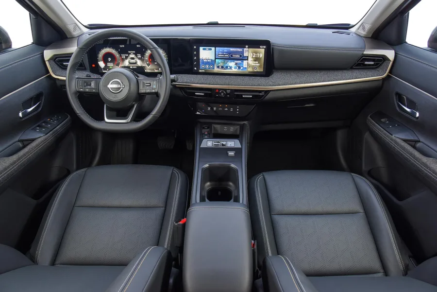 O interior impressiona com painel digital de 24,6” e sistema de som Bose com alto-falantes nos encostos de cabeça, criando imersão sonora única.