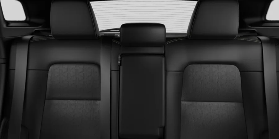 No conforto, o SUV entrega bancos de couro, teto panorâmico, ar digital, chave presencial e som Bose com alto-falantes nos encostos.