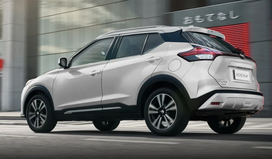 Nissan Kicks Play 2025 tem descontos de até R$ 10,2 mil e financiamento com taxa zero