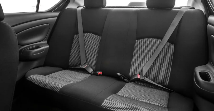 Interior espaçoso com capacidade para 5 pessoas, porta-malas de 460 litros, conforto garantido para família, uso urbano e viagens, sendo versátil como carro usado.