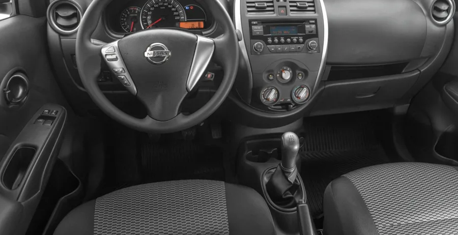 Transmissão manual de 5 marchas, direção elétrica leve e tração dianteira, o Nissan Versa SV 2018 é fácil de manobrar e confortável de dirigir no dia a dia.