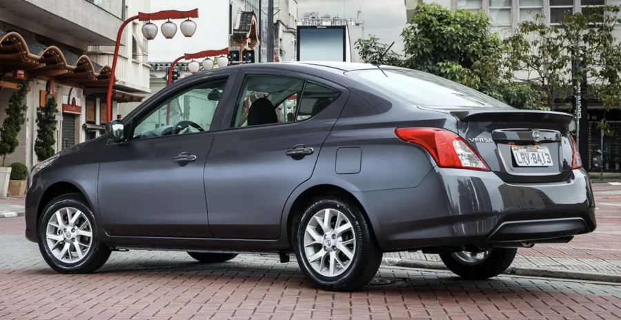 Consumo urbano de 12,6 km/l e rodoviário de 14,4 km/l com gasolina, tanque de 41 litros, autonomia máxima de 590 km, bom para viagens sem paradas frequentes.