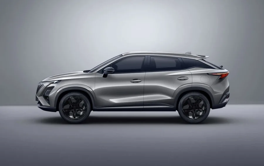 Com 4,40 metros de comprimento, o SUV-coupé chega como opção de entrada da marca, abaixo da versão elétrica, hoje vendida por mais de R$ 209 mil.