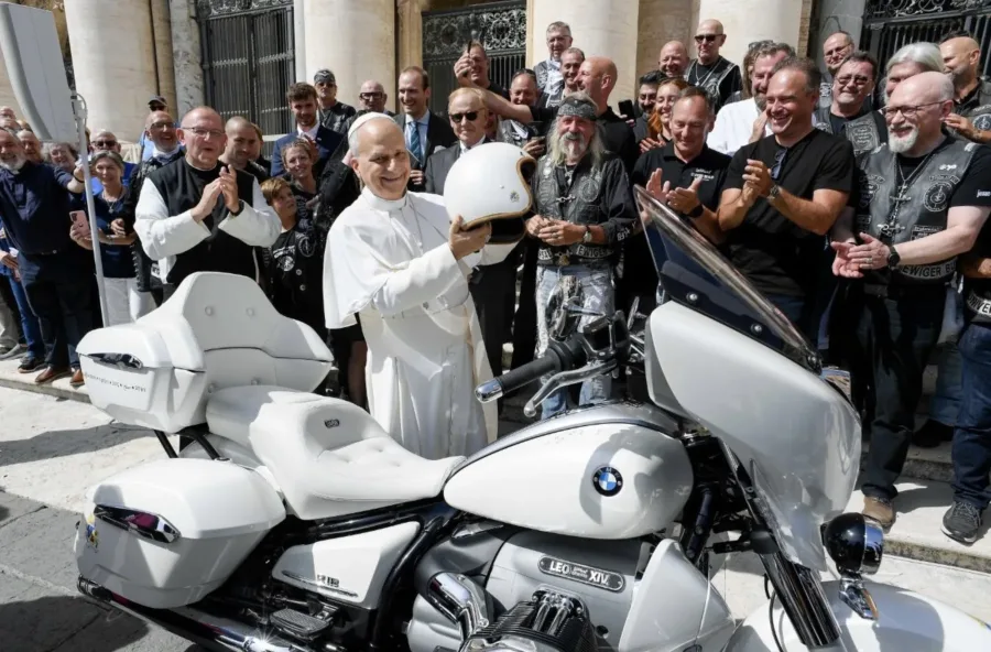 Papa Leão XIV autografa BMW R18; Religioso também canonizou Carlo Acutis
