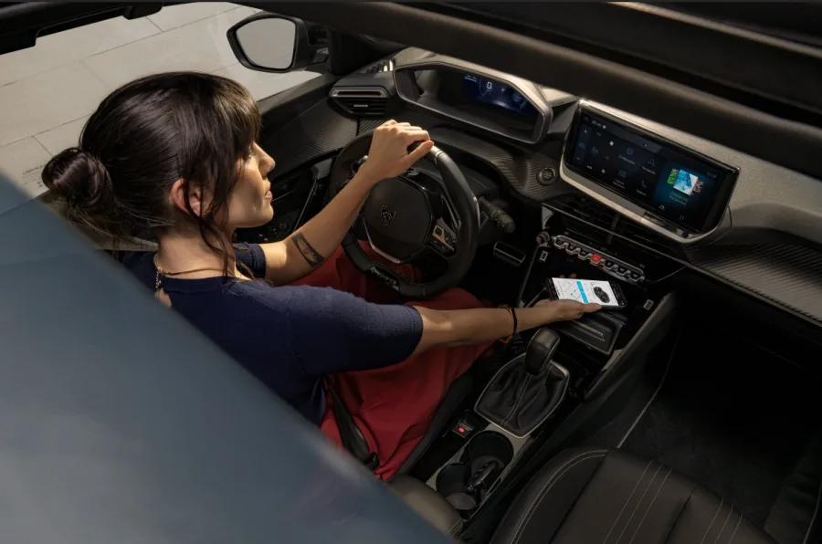 Peugeot 208 e 2008 híbridos chegam ao Brasil com motor 1.0 turbo mais potente da categoria