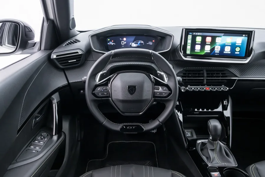 Entre os recursos de segurança, estão alerta de colisão, frenagem autônoma, reconhecimento de placas e detector de fadiga.