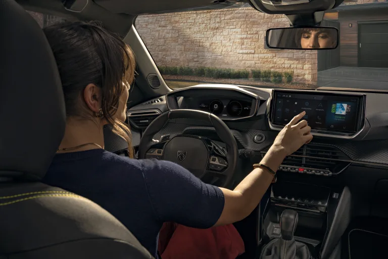 Peugeot 208 e 2008 híbridos chegam ao Brasil com motor 1.0 turbo mais potente da categoria