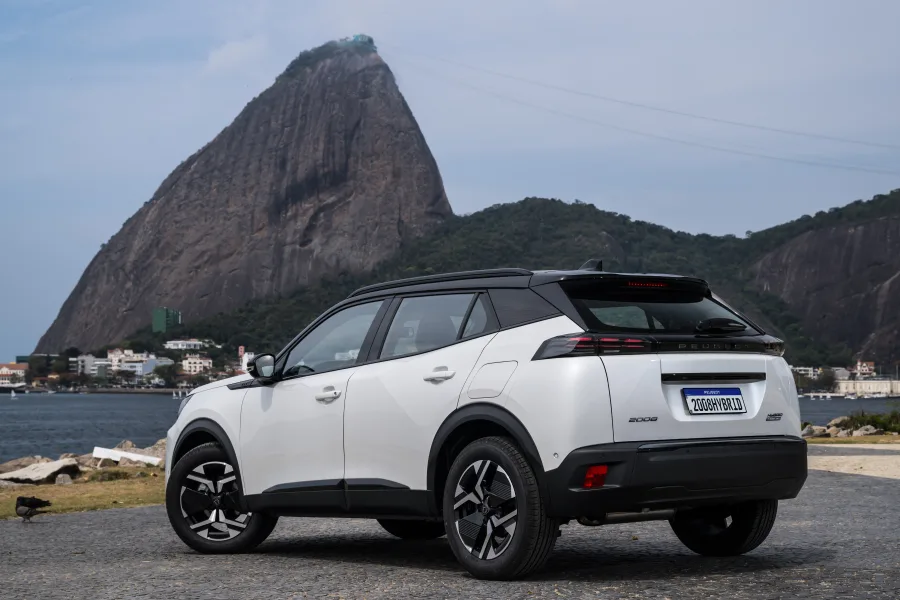 O sistema híbrido leve recupera energia em frenagens e desacelerações, reduzindo consumo em até 10% no ciclo urbano.