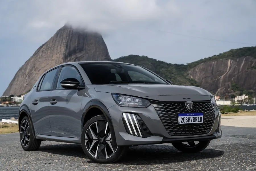 Peugeot 208 2026 híbrido estreia no Brasil com motor 1.0 turbo de 130 cv e promete economia no consumo; veja preço