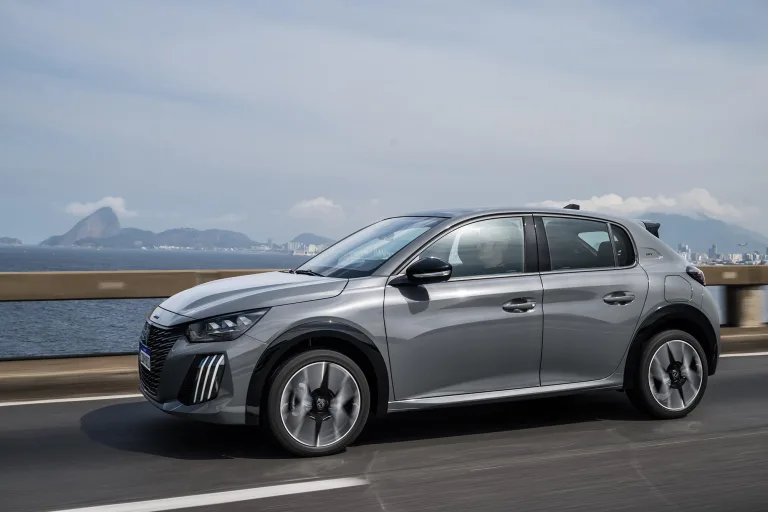 Peugeot 208 2026 híbrido estreia no Brasil com motor 1.0 turbo de 130 cv e promete economia no consumo; veja preço