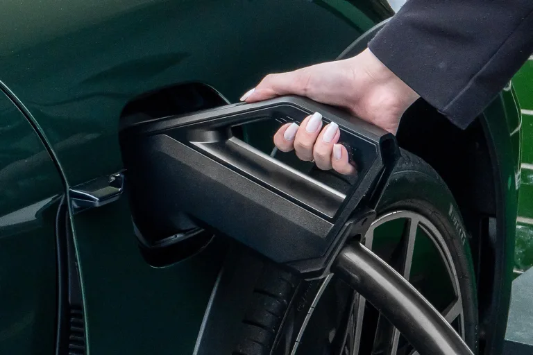 Porsche investe R$ 70 milhões e lidera rede de carregadores ultrarrápidos no Brasil