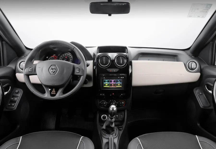 Câmbio manual de 6 marchas, tração integral sob demanda e direção eletro-hidráulica tornam a condução firme, confortável e segura em vários terrenos.