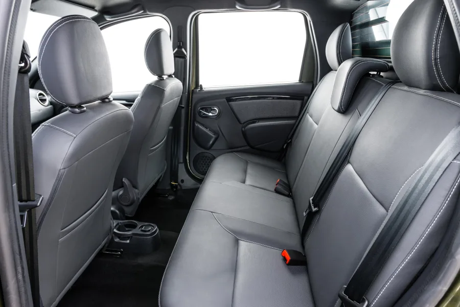 Interior espaçoso para 5 lugares, caçamba de 683 litros e carga útil de 650 kg, equilibrando conforto familiar e capacidade para transporte.