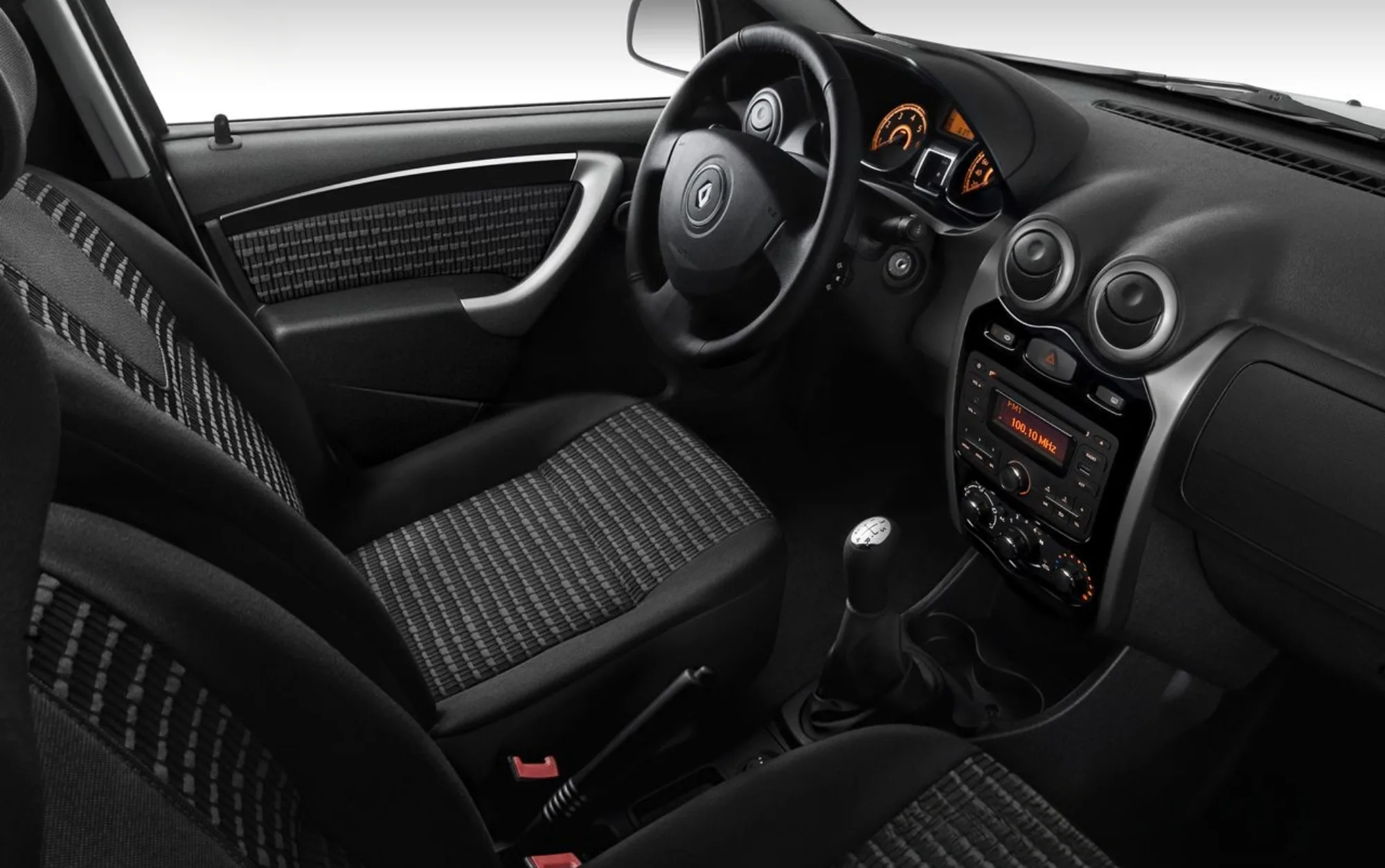 O interior comporta 5 ocupantes, traz direção hidráulica, porta-malas de 320 litros e itens como ABS, airbags e volante ajustável, equilibrando conforto e segurança básica.