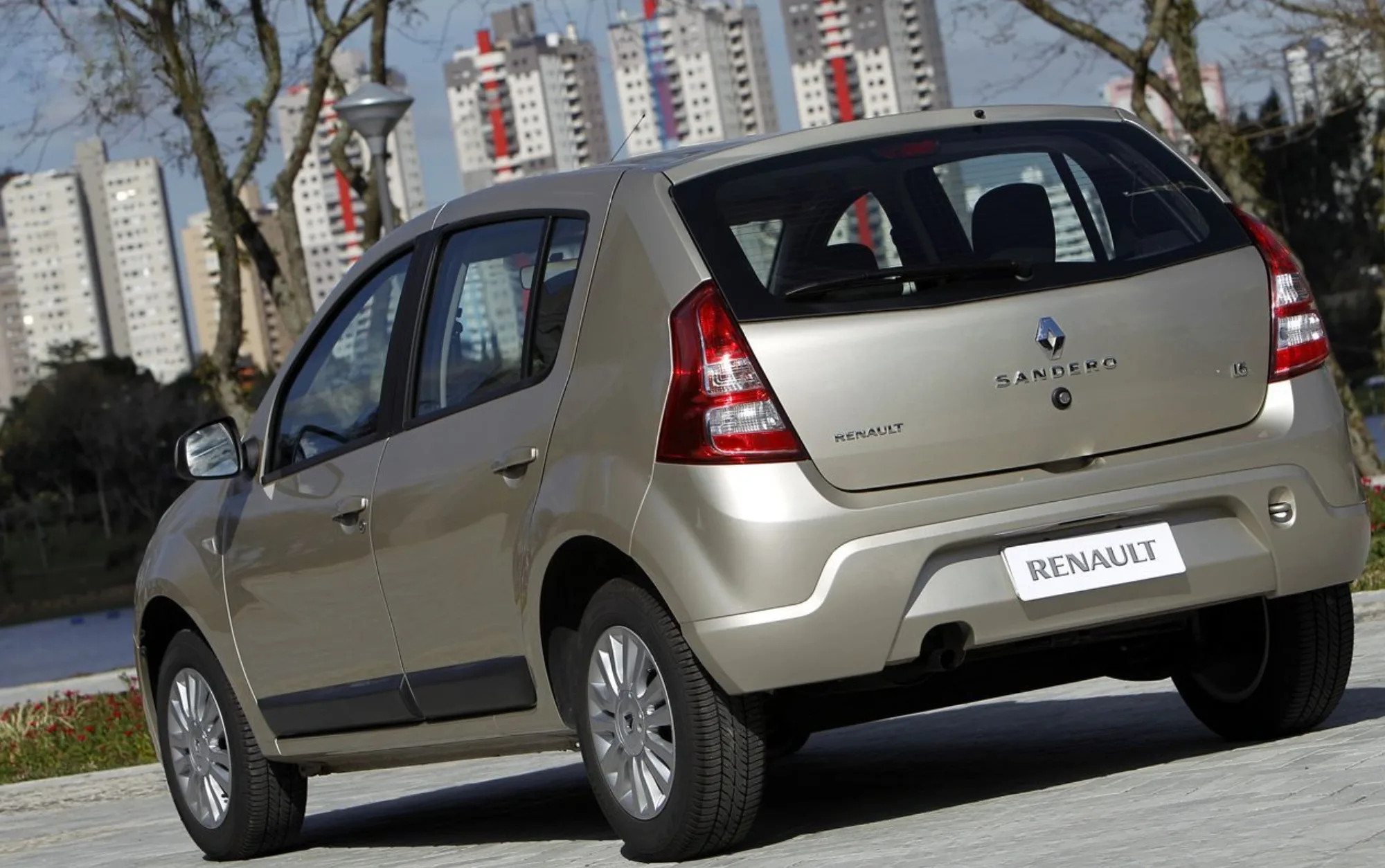 Com espaço traseiro adequado e desempenho consistente na estrada e cidade, o Sandero Expression 1.6 2014 é prático para viagens curtas e confiável no uso diário de rotina.