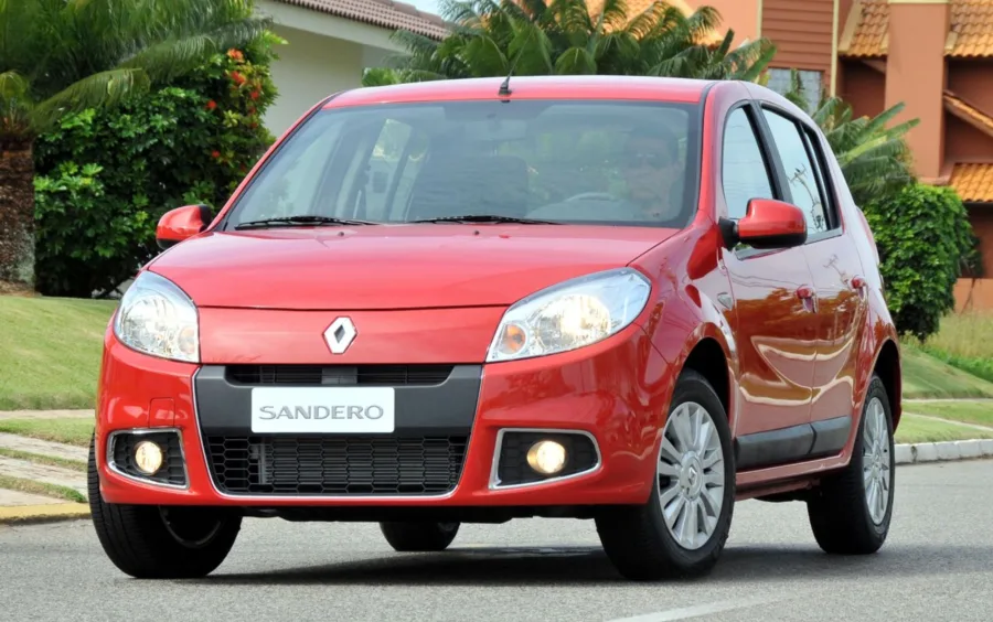 Renault Sandero 2014: bom espaço interno, porta-malas grande e motores 1.0 ou 1.6 robustos, servindo bem famílias que precisam de versatilidade no dia a dia.