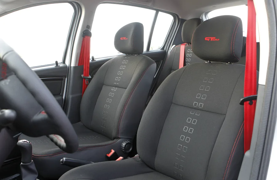 Interior leva 5 ocupantes, porta-malas de 320 litros e boa ergonomia. Voltado para quem busca conforto simples e espaço prático.