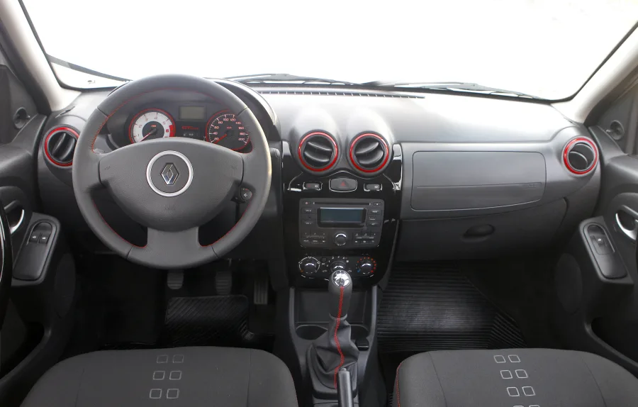 Com câmbio manual de 5 marchas, tração dianteira e direção hidráulica, dirigir é fácil, mas não há esportividade real.