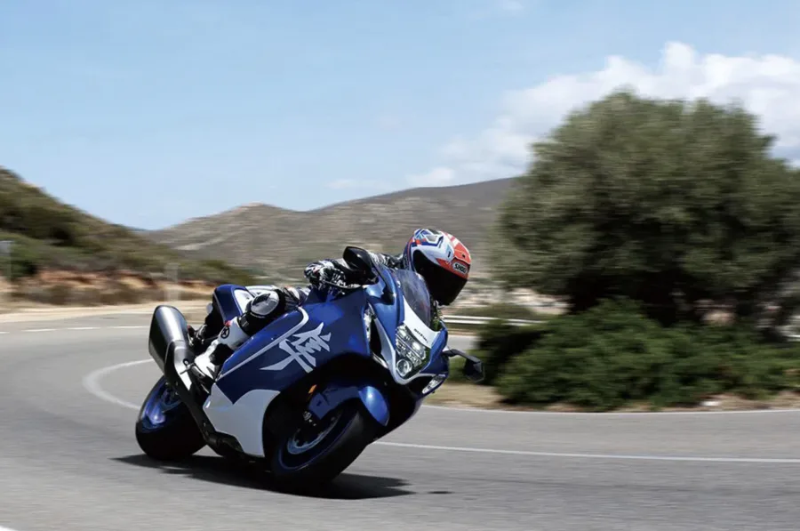 Os escapamentos ganharam acabamento em preto fosco, e a moto já sai de fábrica com capa para assento do garupa, permitindo configuração monoposto.