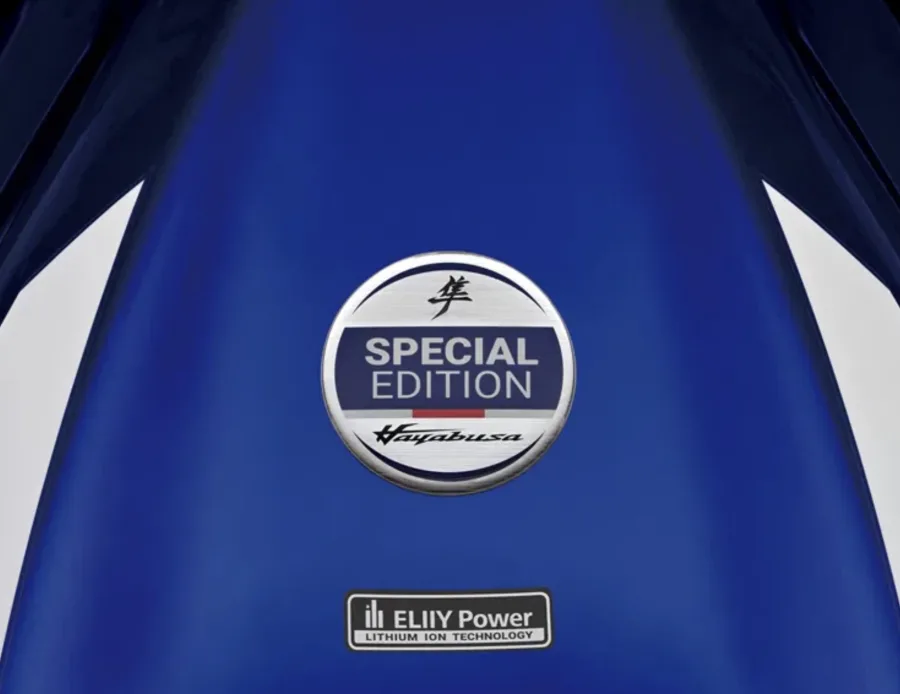 O destaque é a pintura inédita Pearl Vigor Blue, que combina azul intenso e grafismos brancos, além de logotipo tridimensional e inscrição no tanque.