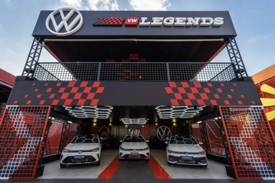 Volkswagen exibiu Golf GTI, Jetta GLI e Nivus GTS no The Town 2025, reunindo público em um estande que reforçou a tradição esportiva da marca no Brasil.