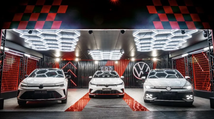 No palco The One, o espaço VW Legends mostrou ao público três lançamentos esportivos, destacando a herança e o futuro da marca em mobilidade e inovação.