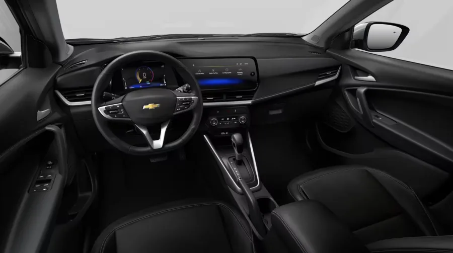 A transmissão automática de 6 marchas com conversor de torque torna a condução mais prática, aliada à direção elétrica leve e ao bom diâmetro de giro de 10,8 m.