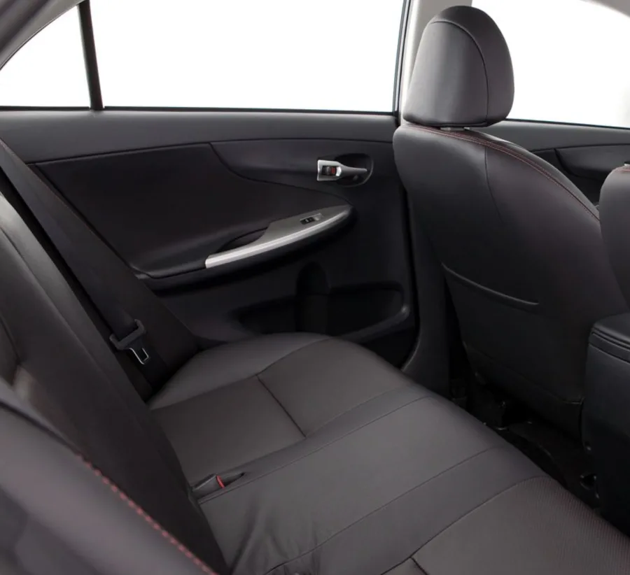 O interior acomoda até 5 ocupantes, tem bancos em couro e porta-malas de 470 litros, garantindo espaço, conforto e praticidade para famílias em viagens.