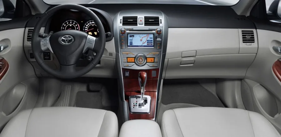 Com câmbio automático de 4 marchas, direção elétrica e tração dianteira, a condução é suave e prática, embora o câmbio seja limitado frente a rivais da época.