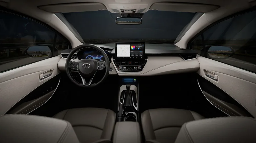 A transmissão CVT simula 10 marchas e traz condução suave no dia a dia, com resposta adequada no uso urbano. A tração dianteira facilita a dirigibilidade em diferentes cenários.