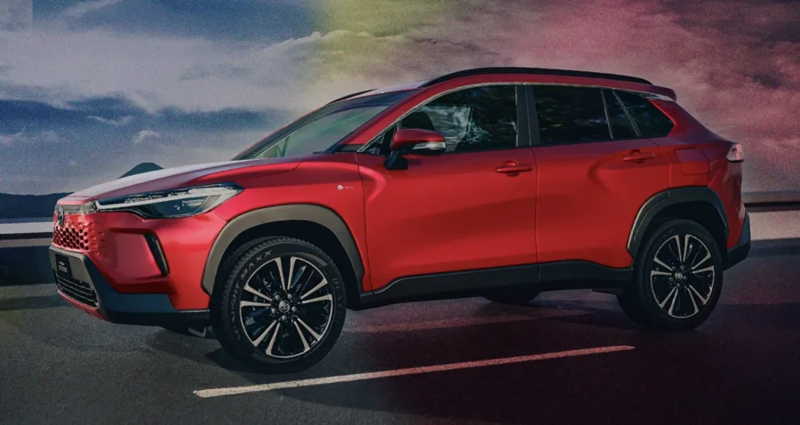 O Corolla Cross se tornou o grande destaque entre os SUVs médios em agosto, alcançando 7,7 mil emplacamentos e superando rivais históricos como o Compass.