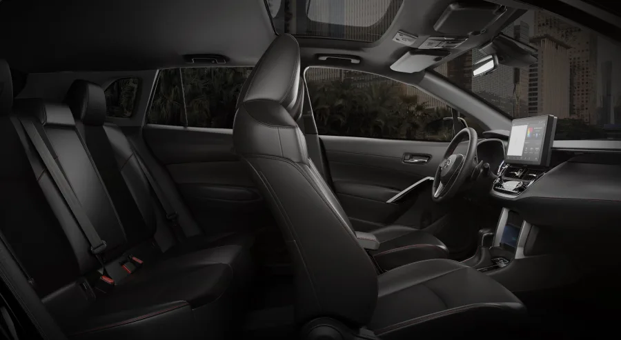 O interior conta com bancos de couro, ar digital dual zone, teto solar, chave presencial, freio eletrônico e carregador por indução. O pacote de segurança traz oito airbags, alerta de colisão, frenagem automática e controle de faixa.