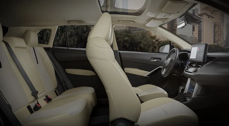 O conforto interno é um dos destaques: cinco lugares, ar-condicionado automático, saídas traseiras, direção elétrica e sistema multimídia com conectividade e sete airbags de série.