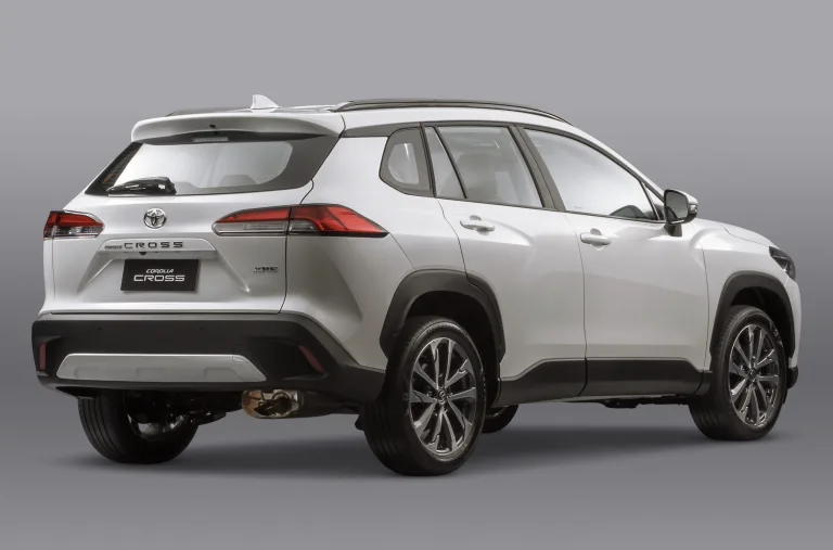 Toyota Corolla Cross XRE 2.0 2022: Preço, Ficha técnica, Consumo, Equipamentos e Fotos; SUV faz até 12,8 km/l e tem porta-malas de 440 litros, ideal para viagens em família