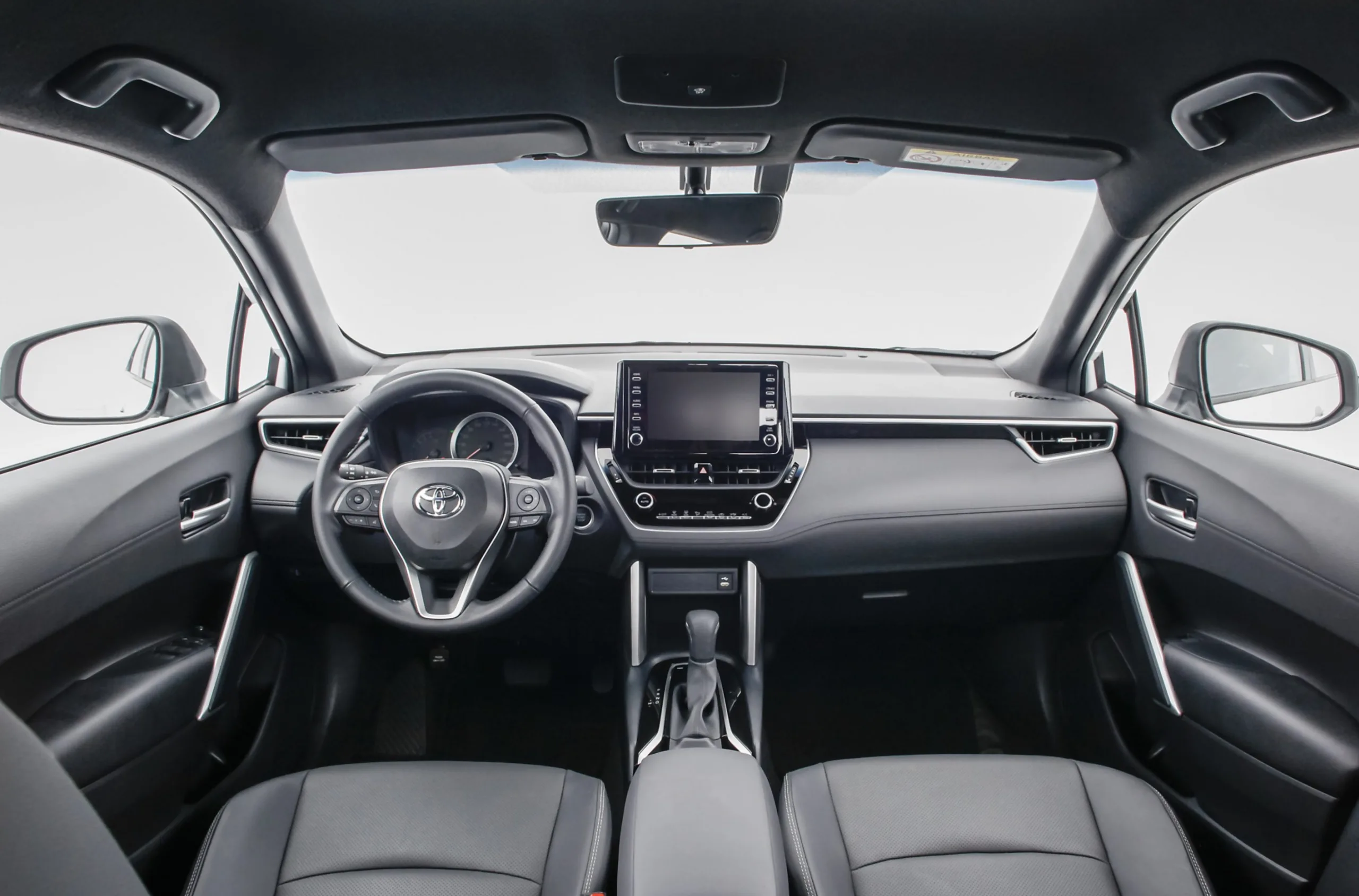 O espaço interno agrada famílias, o porta-malas de 440 litros resolve viagens, mas não lidera entre os SUVs médios.