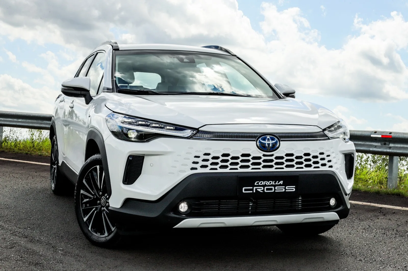 O Corolla Cross Hybrid custa mais, mas responde com rede ampla de concessionárias, pós-venda conhecido e maior previsibilidade de atendimento.