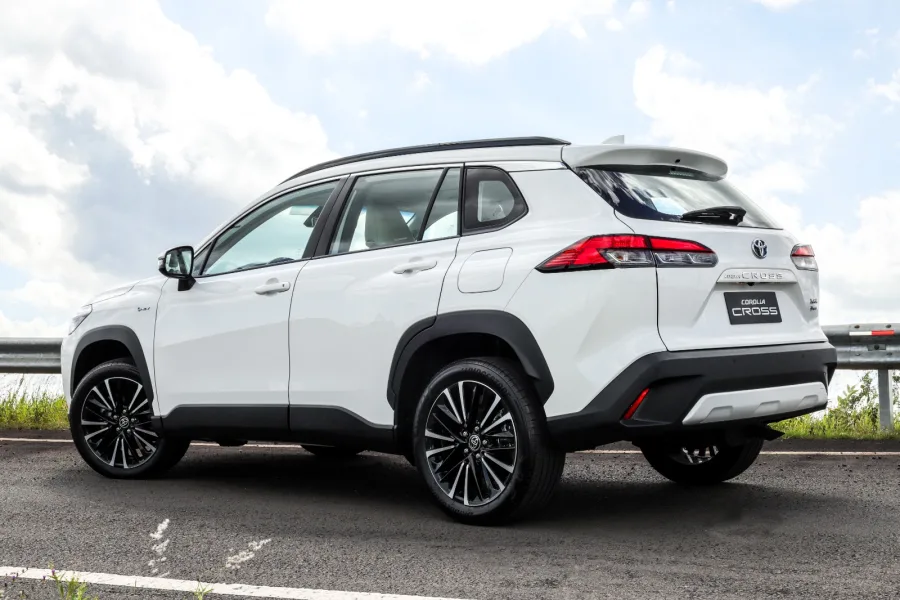 Pra quem busca eficiência e conforto, o Corolla Cross XRX Hybrid 2026 é um SUV médio híbrido que une espaço para famílias e tecnologia embarcada no uso urbano e rodoviário.