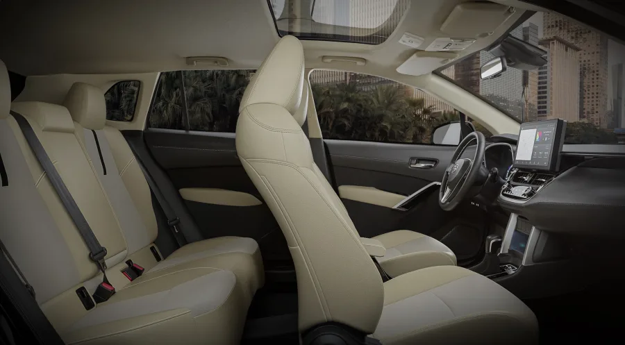 Com capacidade para cinco ocupantes e 440 litros de porta-malas, o SUV tem interior espaçoso e acabamento de qualidade. Oferece ar-condicionado digital de duas zonas, bancos de couro com ajuste elétrico, teto solar, controle de cruzeiro adaptativo e dez airbags, unindo conforto, tecnologia e segurança.