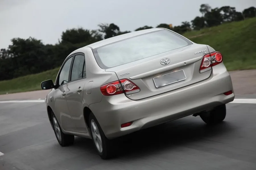 Consumo de 7 km/L no etanol e 10 km/L na gasolina na cidade, até 13 km/L na estrada. Tanque de 60 litros garante boa autonomia.