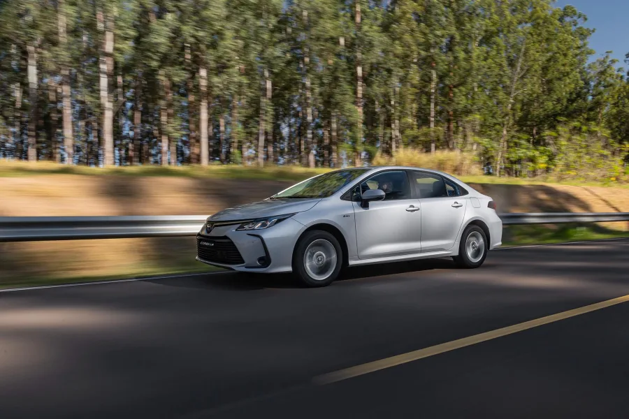 O contraste com concorrentes revela um sedã forte em economia e durabilidade, mas menos empolgante em dinamismo, criando o cenário ideal para analisar se ele é a escolha mais equilibrada.