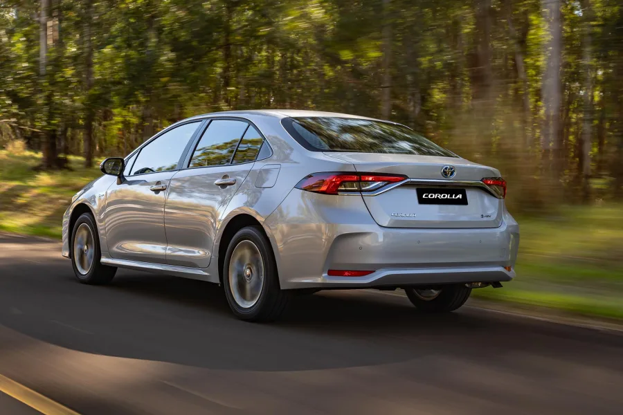 Os pontos negativos ficam para o desempenho modesto na aceleração e a bateria de 1,3 kWh, que limita o uso elétrico a trajetos curtos em baixa velocidade.